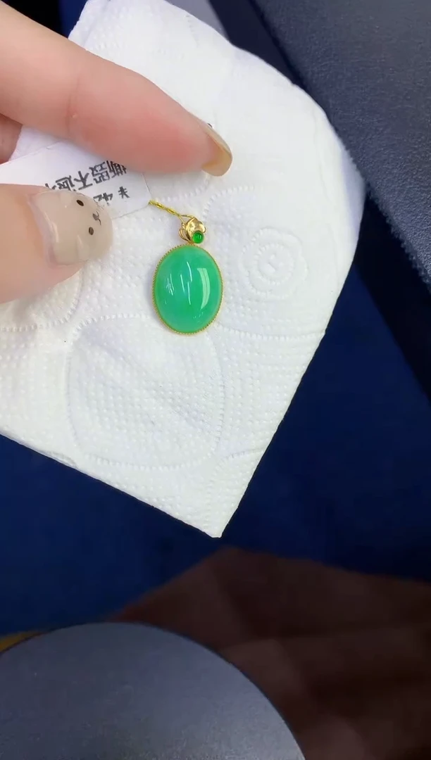 颈饰18K金镶嵌翡翠缅甸天然翡翠A货