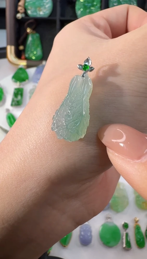 颈饰18K金镶嵌翡翠缅甸A货翡翠