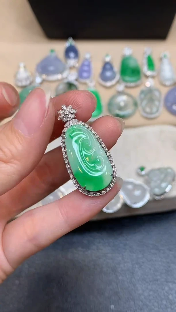 颈饰18K金镶嵌翡翠如意【无服务费