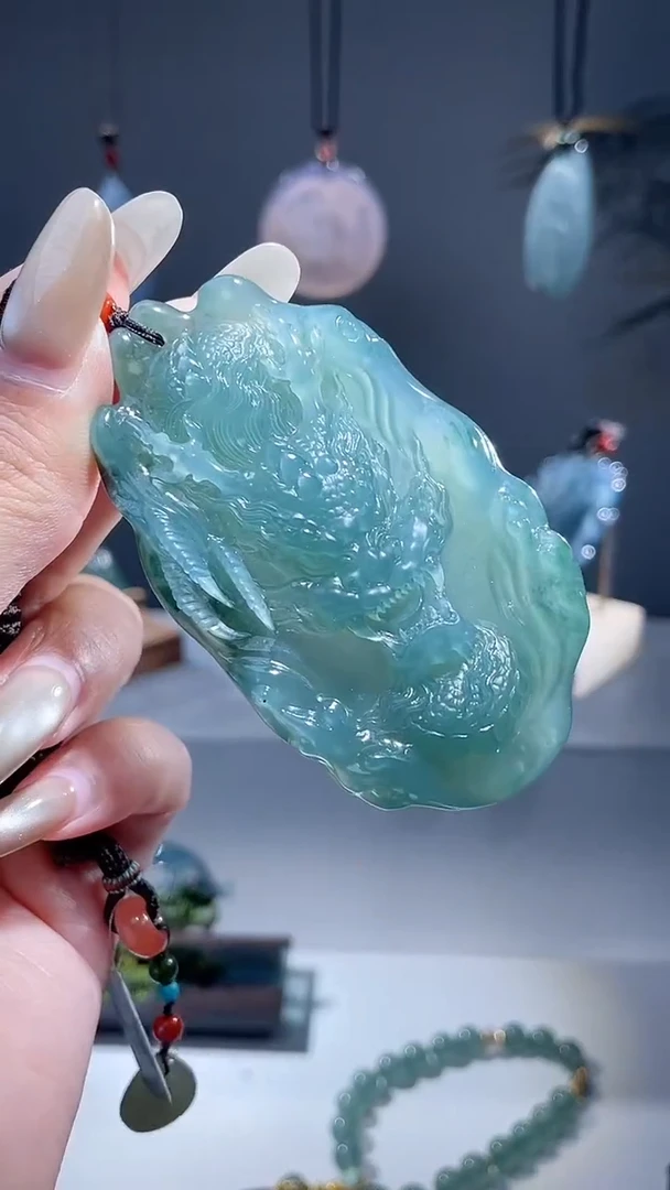 颈饰未镶嵌翡翠龙牌