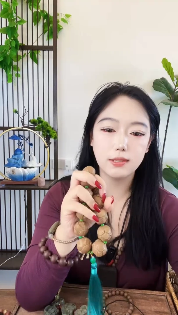 泥塑龙涎莲花手持一个