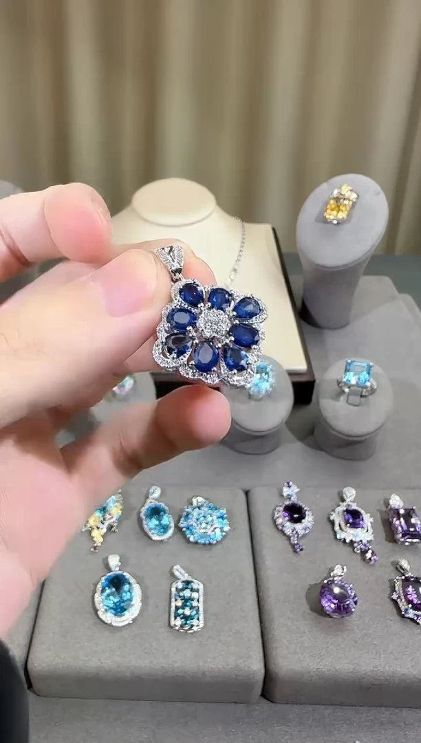 颈饰蓝宝石银S925镶嵌20mm四叶花设计款吊坠