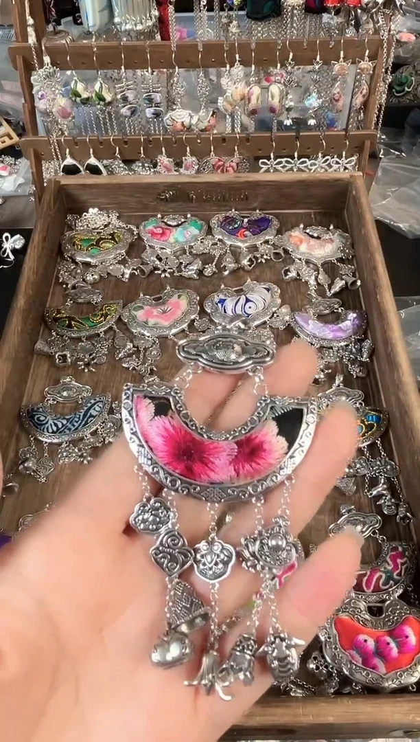 彩云南阁非遗老绣饰品657