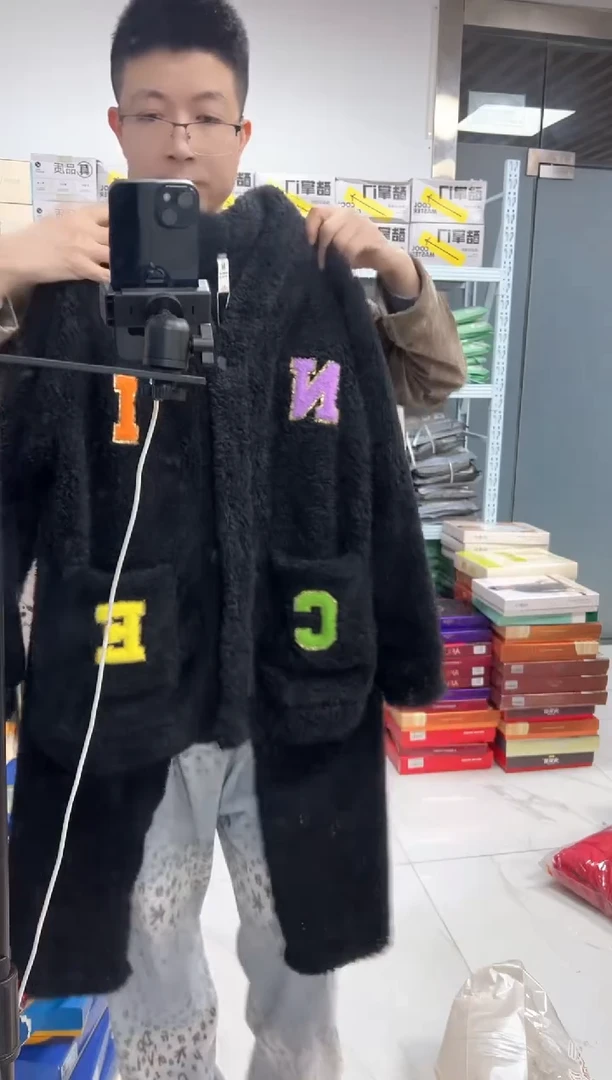 水貂绒黑色开衫字母