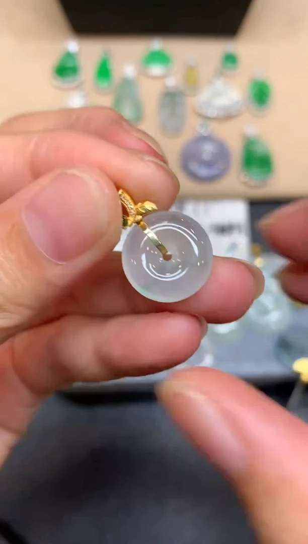 颈饰18K金镶嵌翡翠平安扣【无服务费