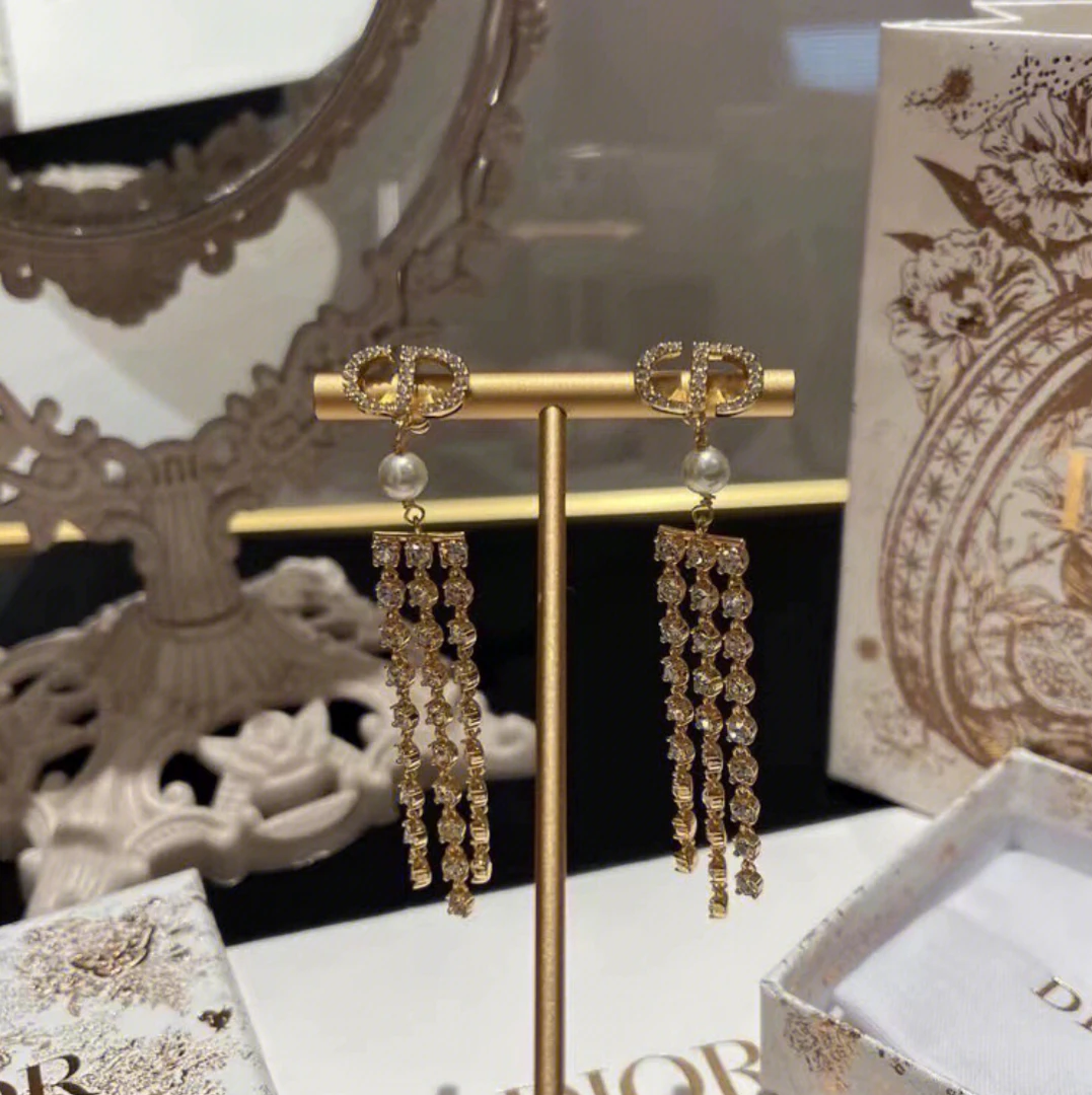 铜合金仿珍珠耳饰 C05迪家cd满钻三层流苏⻓⽿环时尚轻奢气质