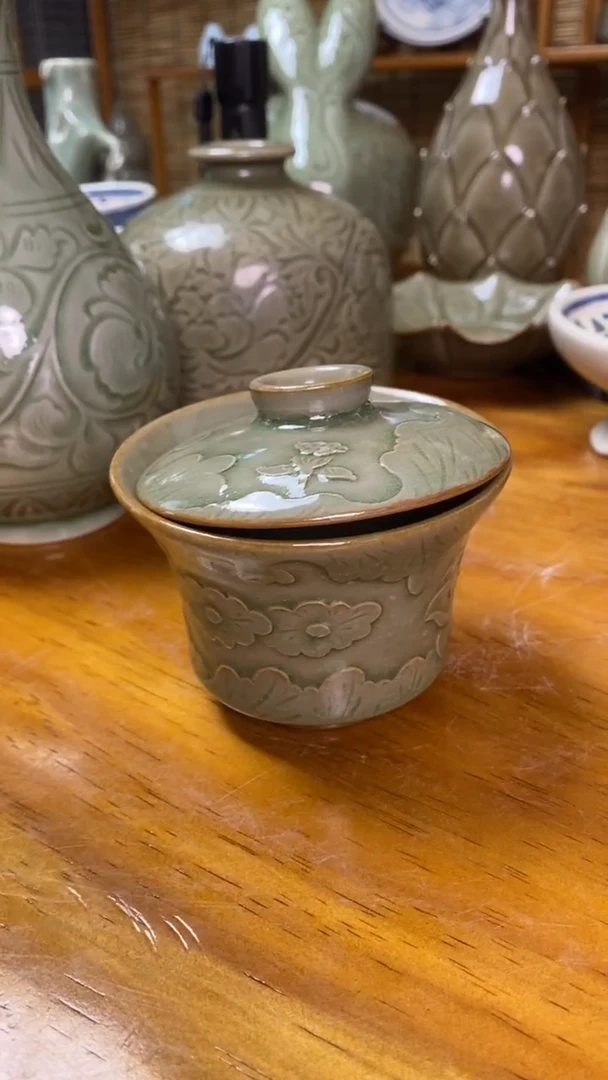 碗青瓷莲纹马蹄盖碗