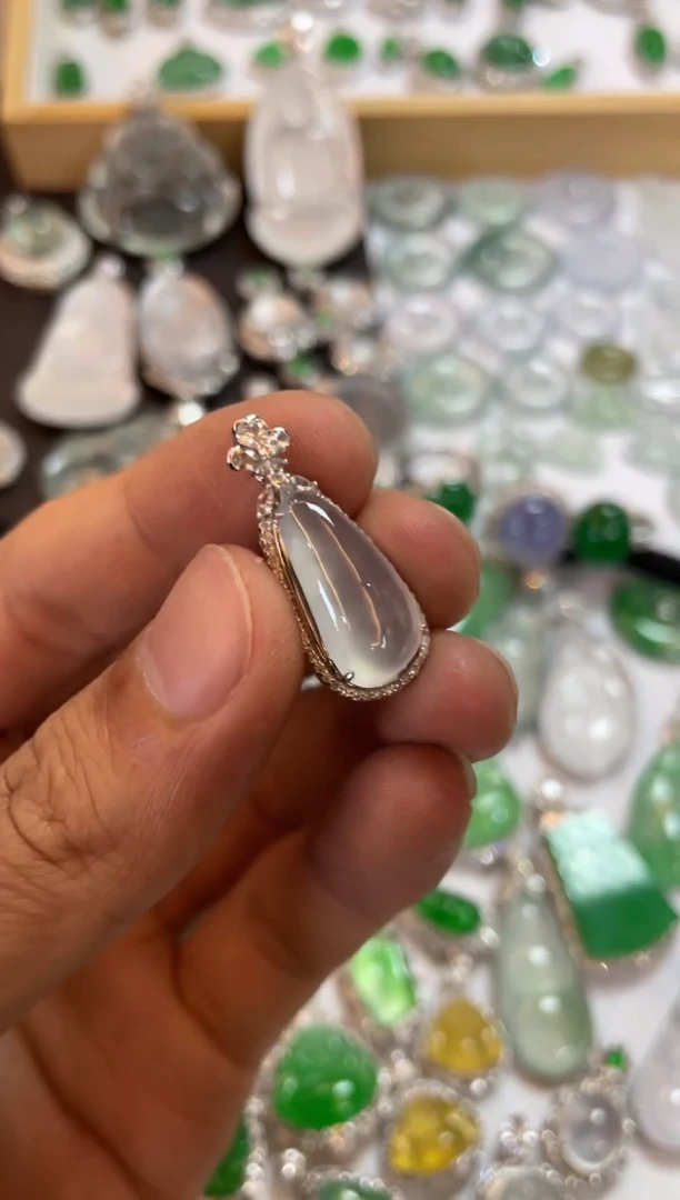 【闪购商品】翡翠吊坠(不含链)18K金镶嵌福瓜