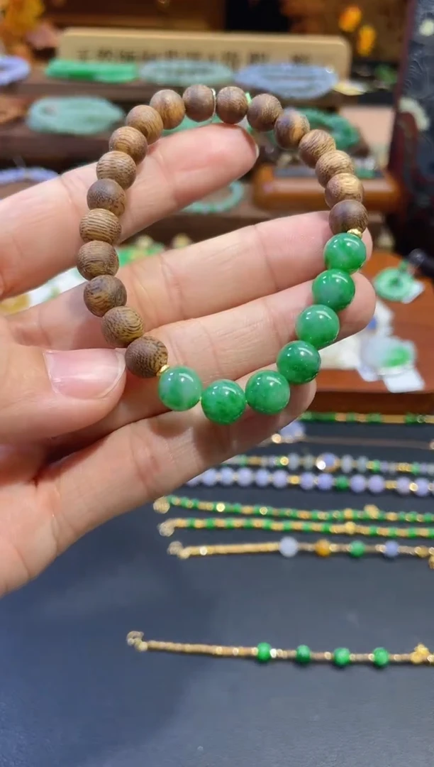 颈饰18K金镶嵌翡翠手串