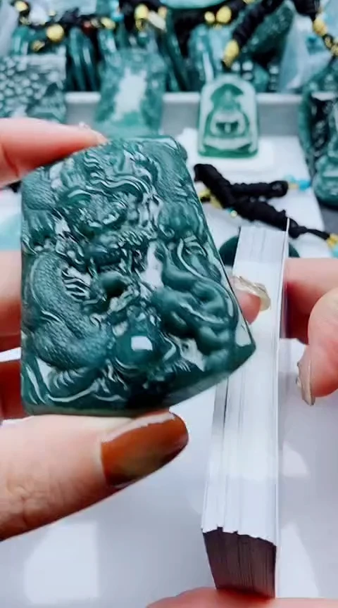 颈饰未镶嵌翡翠