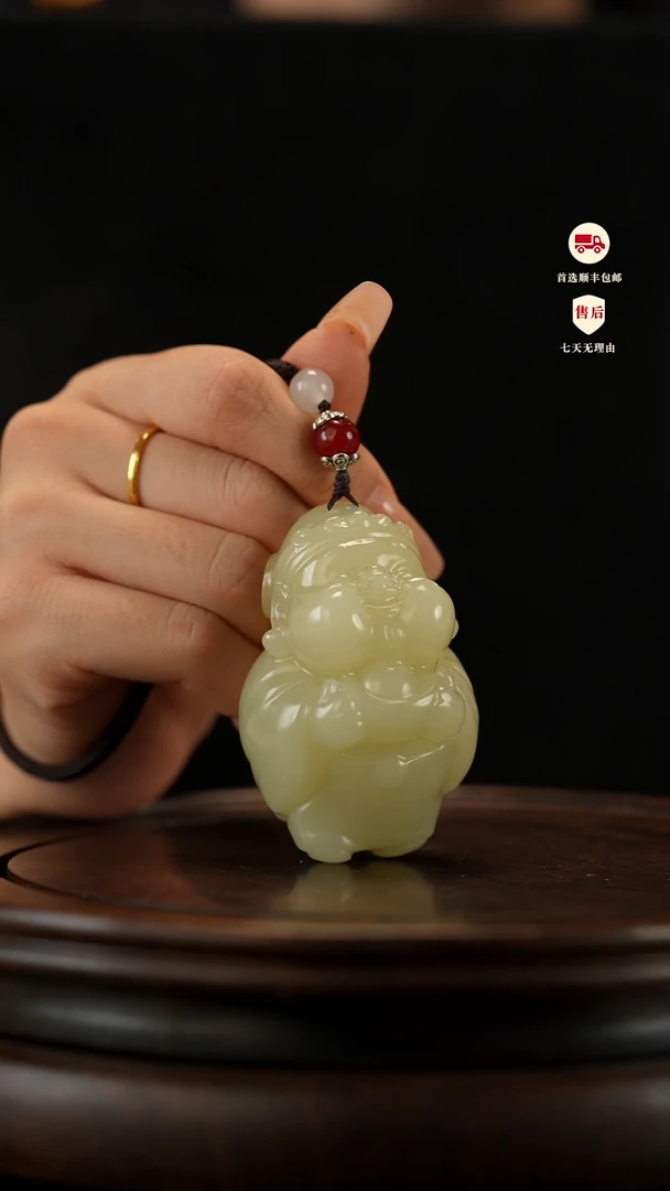 云南石竹叶青雕刻：丰盈在握手把件