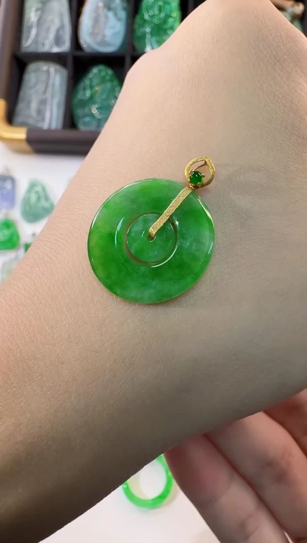 颈饰18K金镶嵌翡翠缅甸A货翡翠