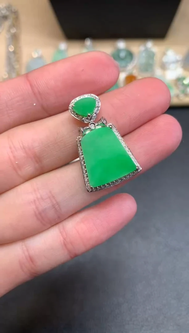 【闪购商品】翡翠颈饰18K金镶嵌无事牌【无服务费】