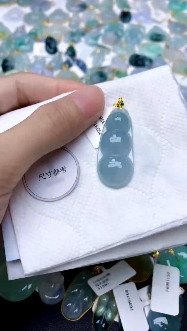 颈饰18K金镶嵌翡翠天然A货翡翠