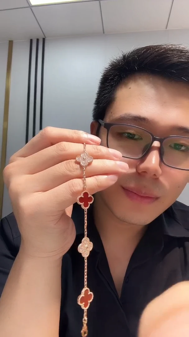 18K金镶嵌手链玛瑙/玉髓红色隔钻手链