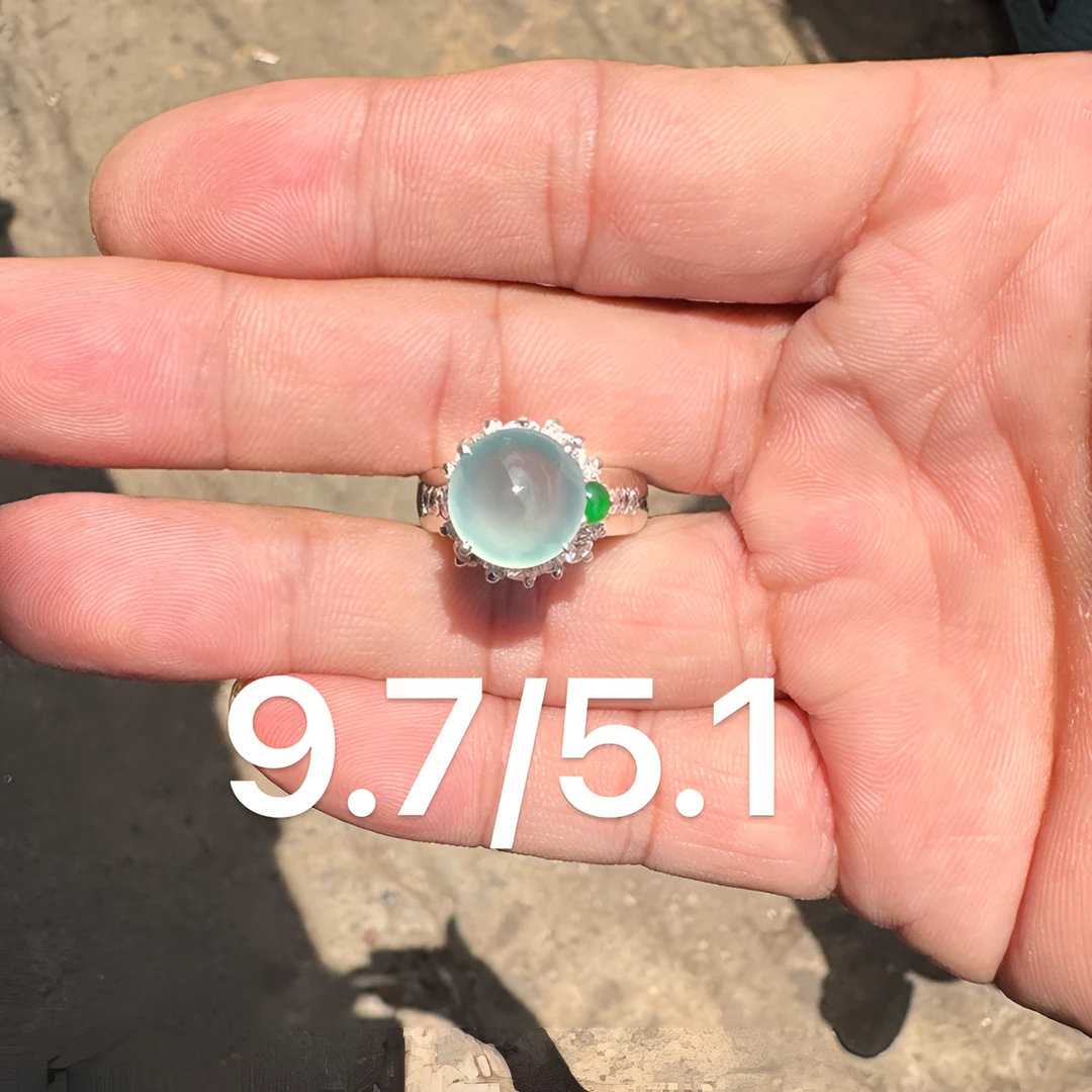 0817(小哪吒在源头)冰种翡翠正圆天空蓝戒面干净饱满荧光足M300