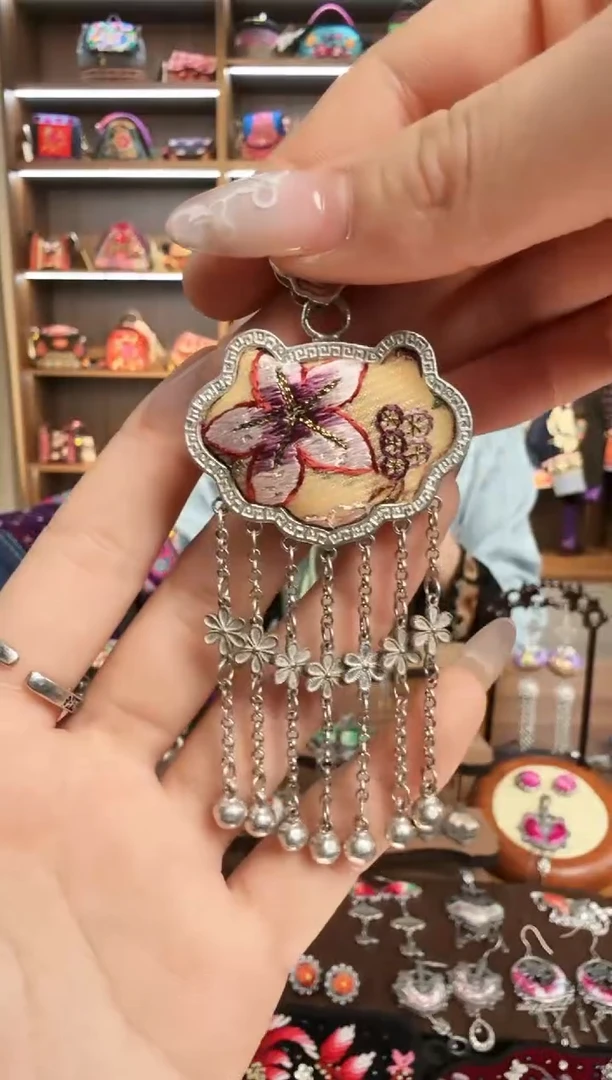 【闪购商品】织绣114蒙阿苏苗绣传承