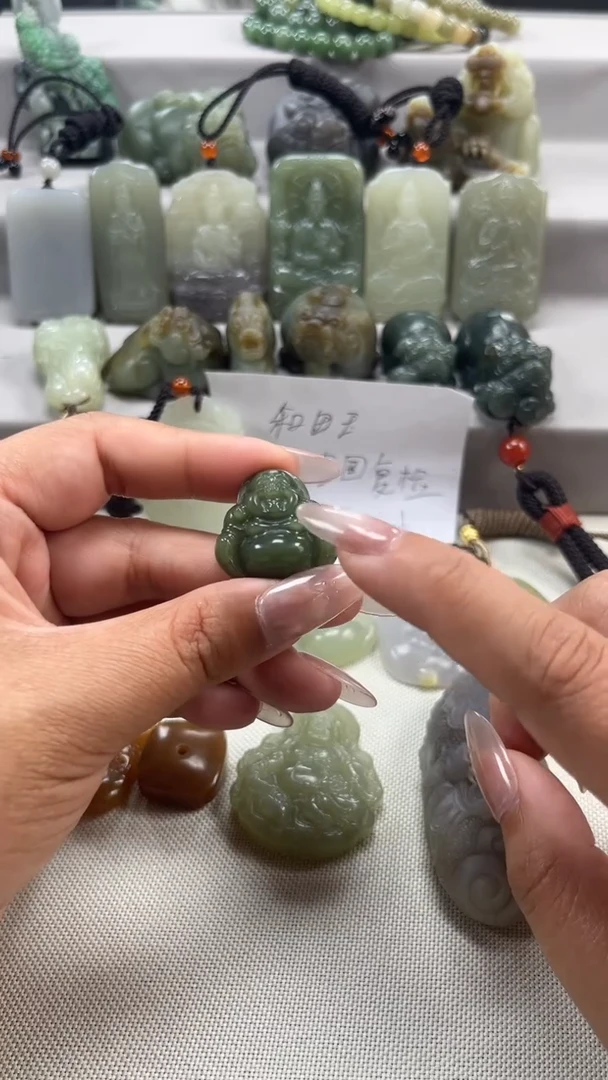 和田玉未镶嵌颈饰挂件 拍一发一