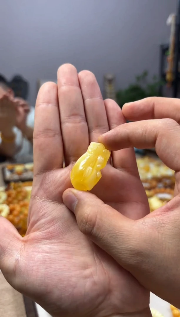 【闪购商品】蜜蜡裸石未镶嵌雕刻