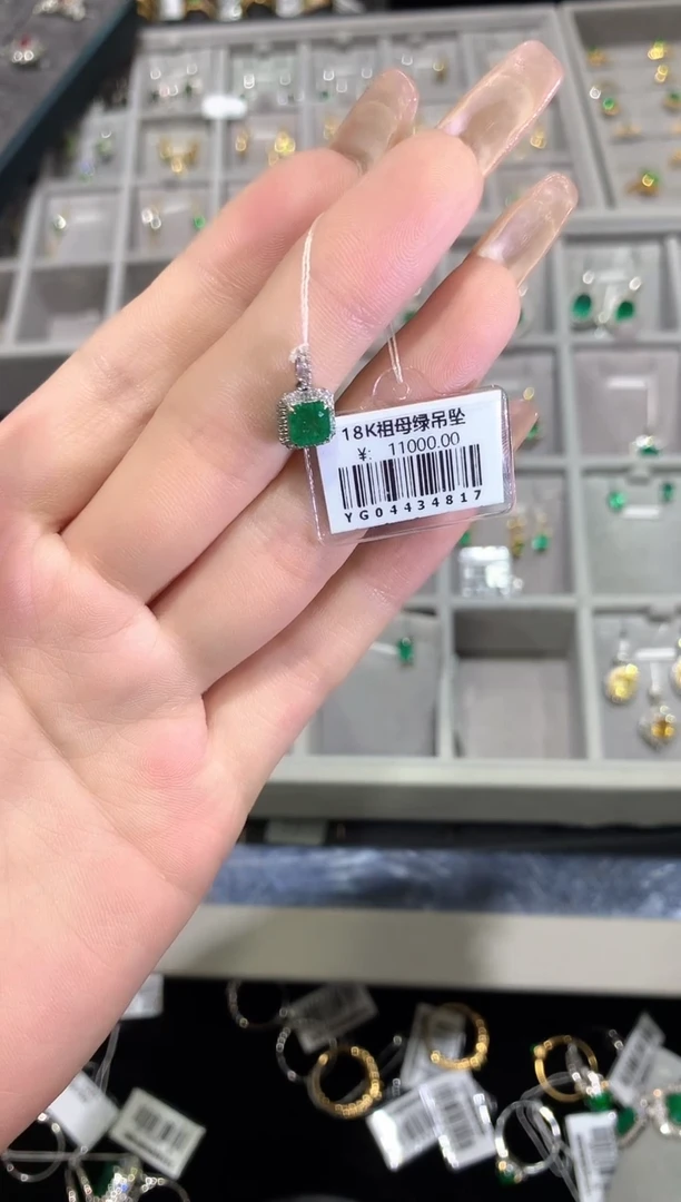 吊坠18K金镶嵌祖母绿祖母绿吊坠