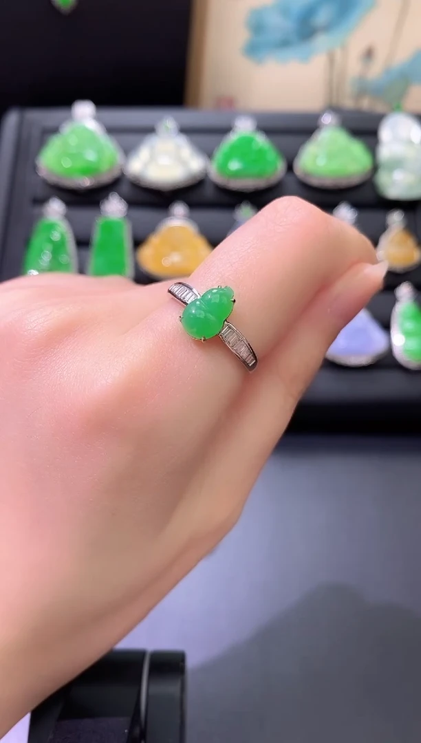 18K金镶嵌戒指翡翠葫芦