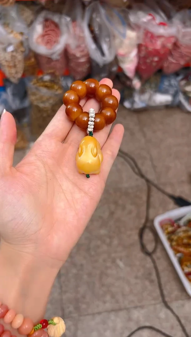 吊坠菩提根/象牙果栗子手捻带黄色兔