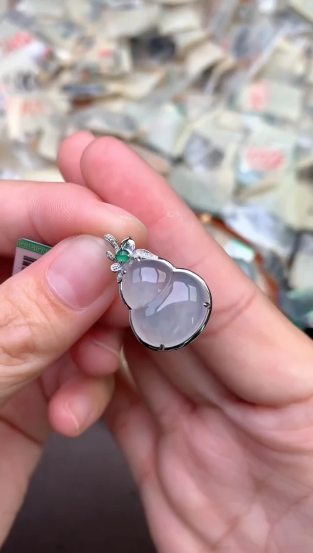 18K金镶嵌挂件翡翠 —