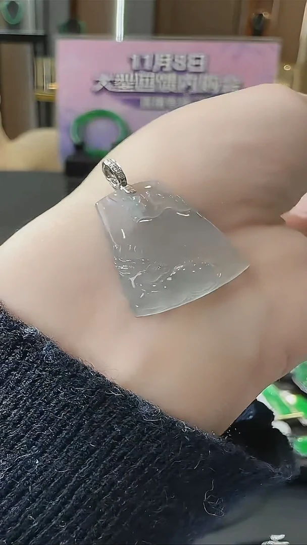 颈饰18K金镶嵌翡翠天然A货翡翠