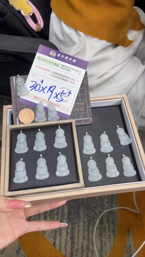 18K金镶嵌挂件翡翠宝宝佛FL9/多样性发其一CP配绳