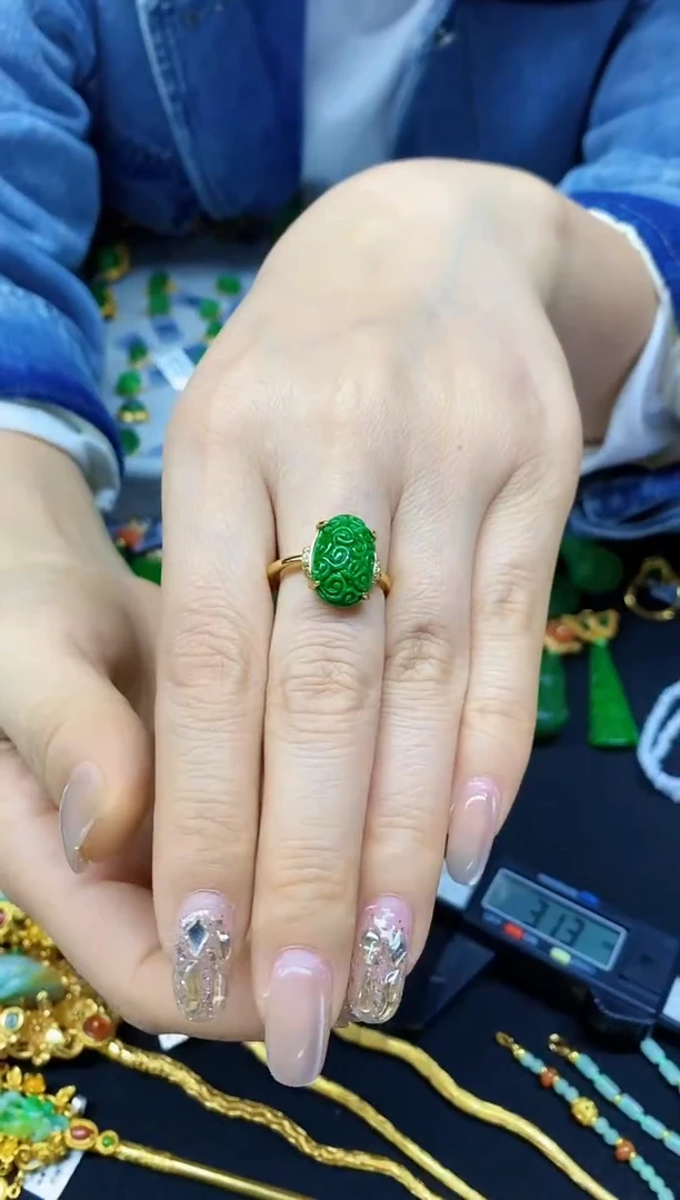 颈饰未镶嵌翡翠戒指