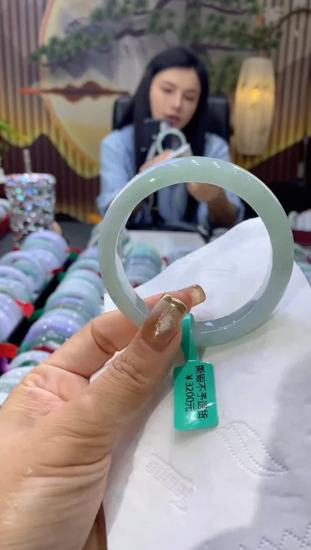 翡翠手镯未镶嵌多人06900