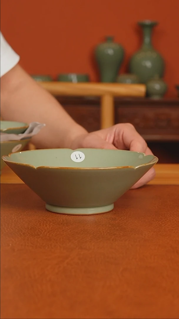 越窑秘色瓷葵口碗二级品