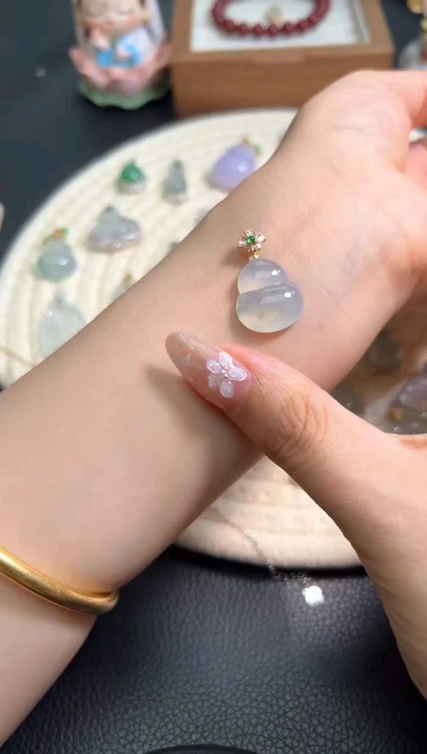 翡翠18K金镶嵌颈饰收到货品48小时鉴赏期（超时不退不换）