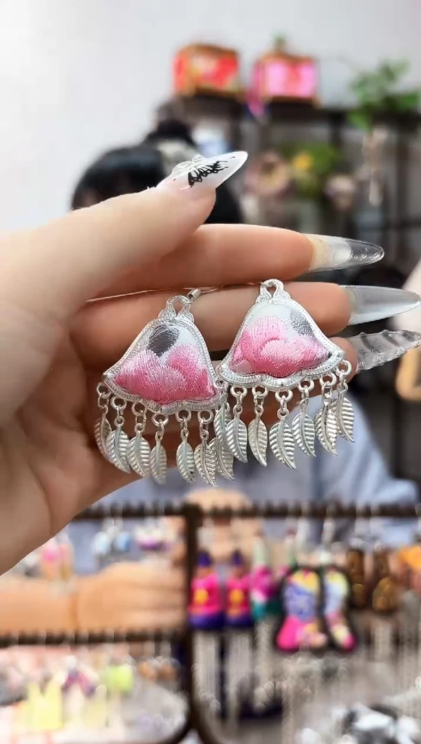织绣云织瑶非遗老绣饰品304