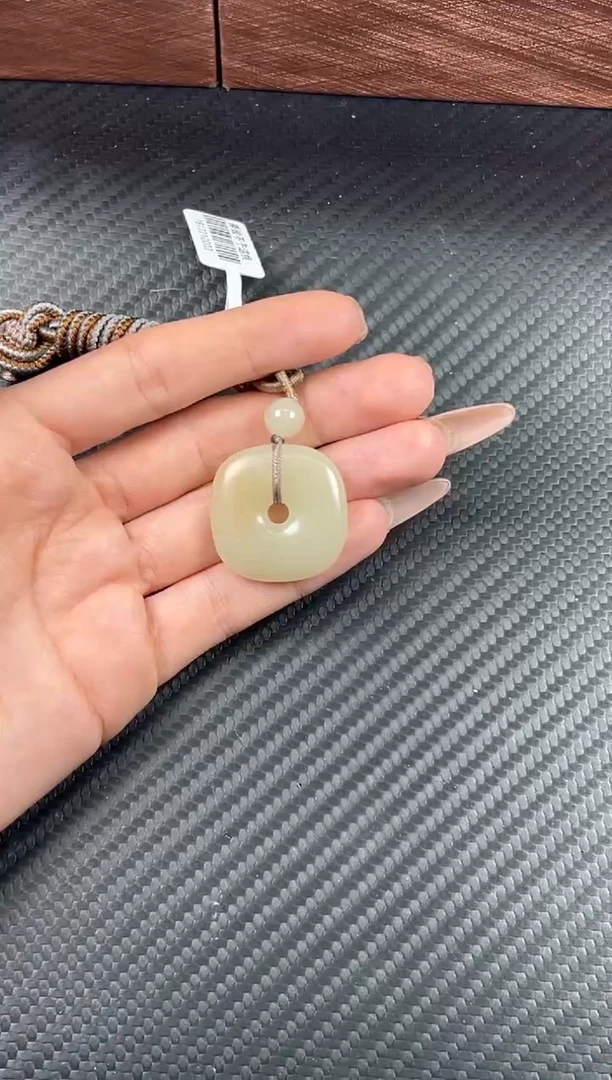 吊坠(赠链)未镶嵌和田玉且末迪克兰一细微色差吊坠