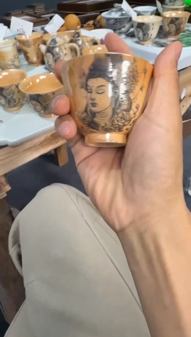 以笔为心，以瓷为纸。