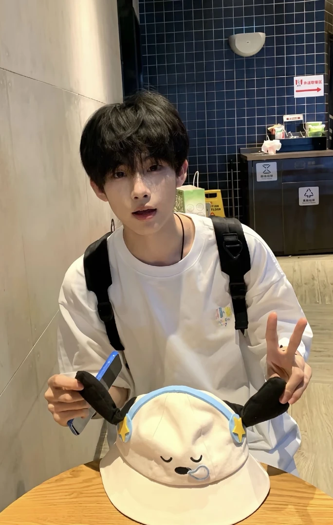 （卡擦标！介意勿拍）ME家马柏全同款！彩色刺绣短袖男女