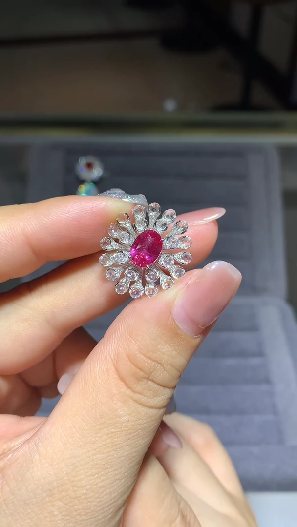 18K金镶嵌戒指红宝石2.08CT