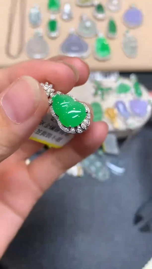 颈饰18K金镶嵌翡翠葫芦【无服务费