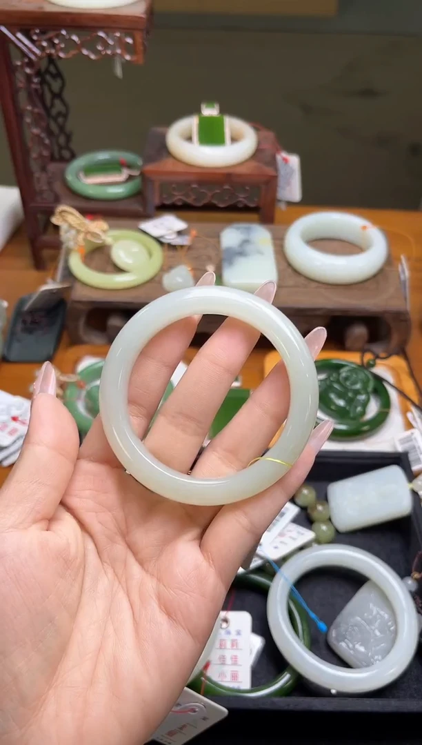 未镶嵌手镯和田玉且末青白 56圈