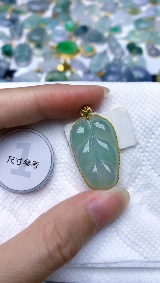 颈饰18K金镶嵌翡翠天然A货翡翠