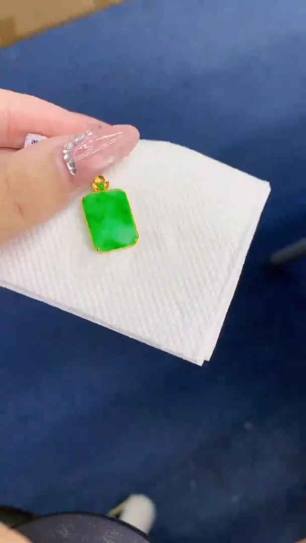 翡翠18K金镶嵌吊坠(不含链)1