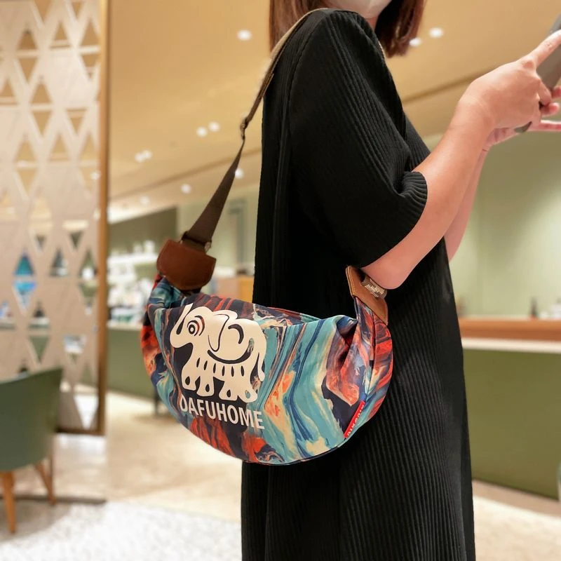 超火轻便包包女2025新款时尚百搭旅游月牙包斜挎包休闲运动饺子包