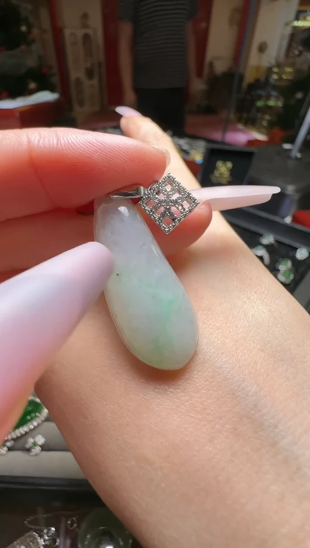 【闪购商品】翡翠吊坠(不含链)未镶嵌翡翠