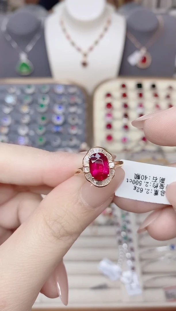 18K金镶嵌碧玺戒指碧玺2.5CT