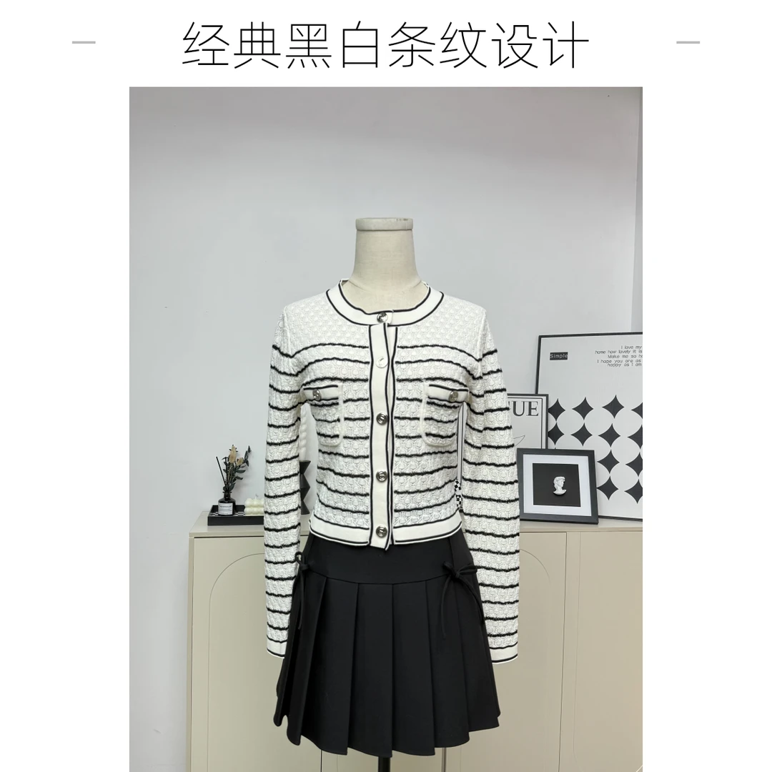 白色拼接减龄圆领修身显瘦条纹针织开衫小香风经典