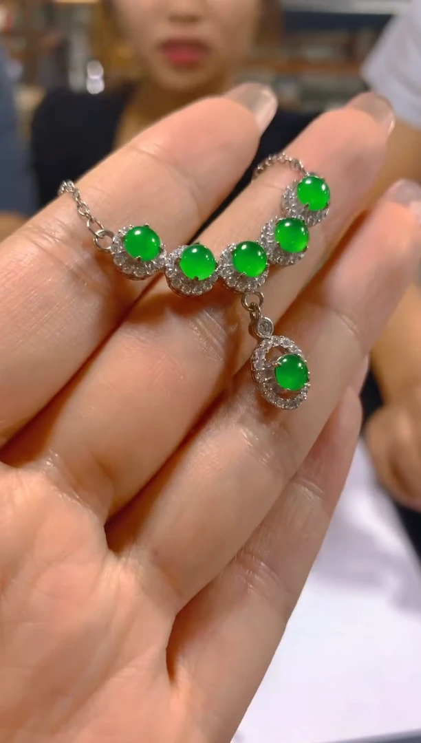 翡翠未镶嵌颈饰多样性发一