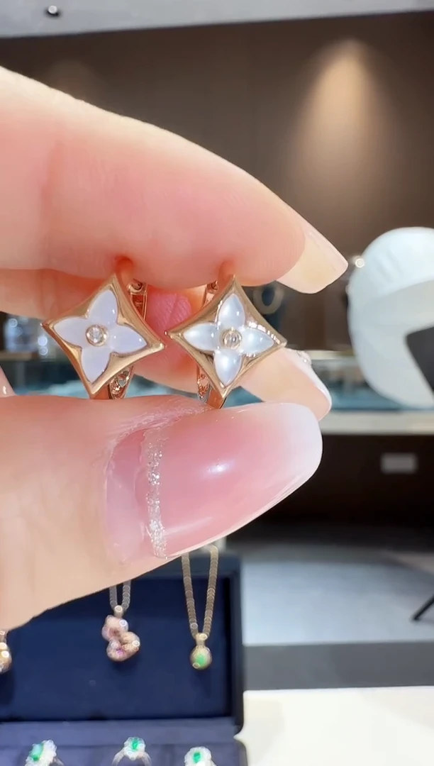 【闪购商品】贝壳（贝母）方贝母小花耳扣18K金镶嵌..