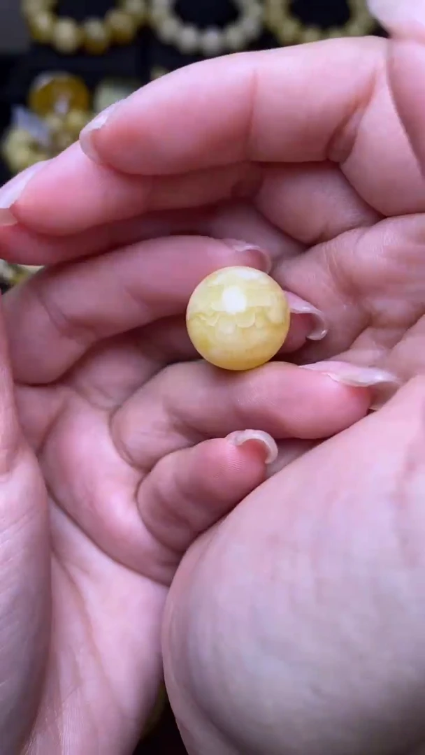 未镶嵌琥珀裸石葵. 79