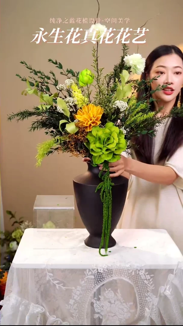 新品绿色系花束搭配黑色奖杯花瓶